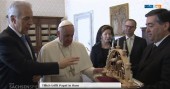 Papst Franziskus receives Mueller arch from Stanislaw Tillich 1