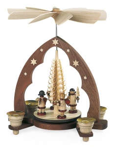Pyramid gift-bringing angels, pointed arch